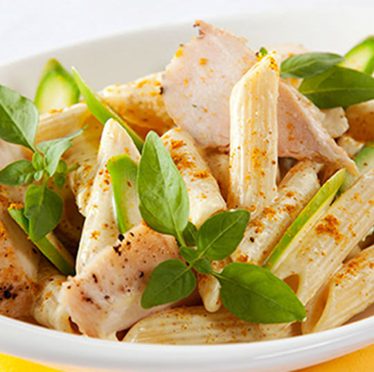 Salada de Penne ao Curry com Filet de Peito de Frango